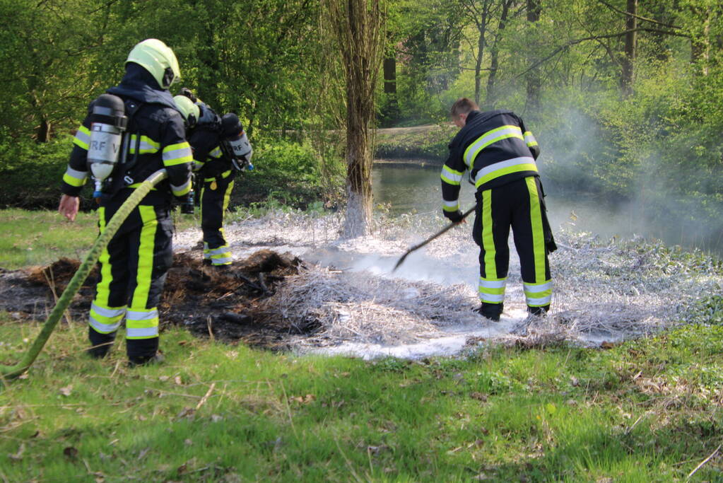 Veel rook bij brand in bult riet Rengerspark
