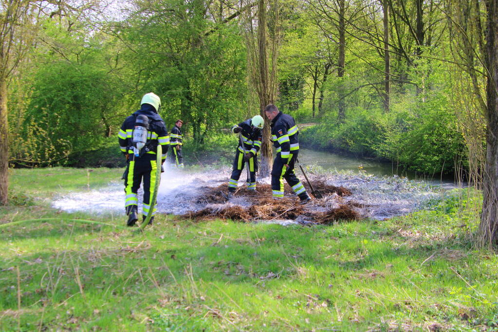 Veel rook bij brand in bult riet Rengerspark