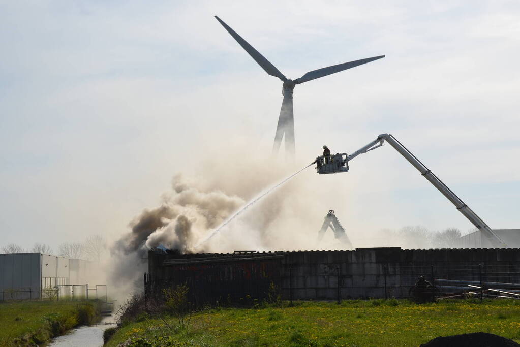 Veel rook bij brand metaalbedrijf
