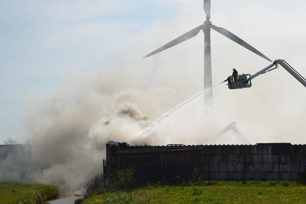 Veel rook bij brand metaalbedrijf