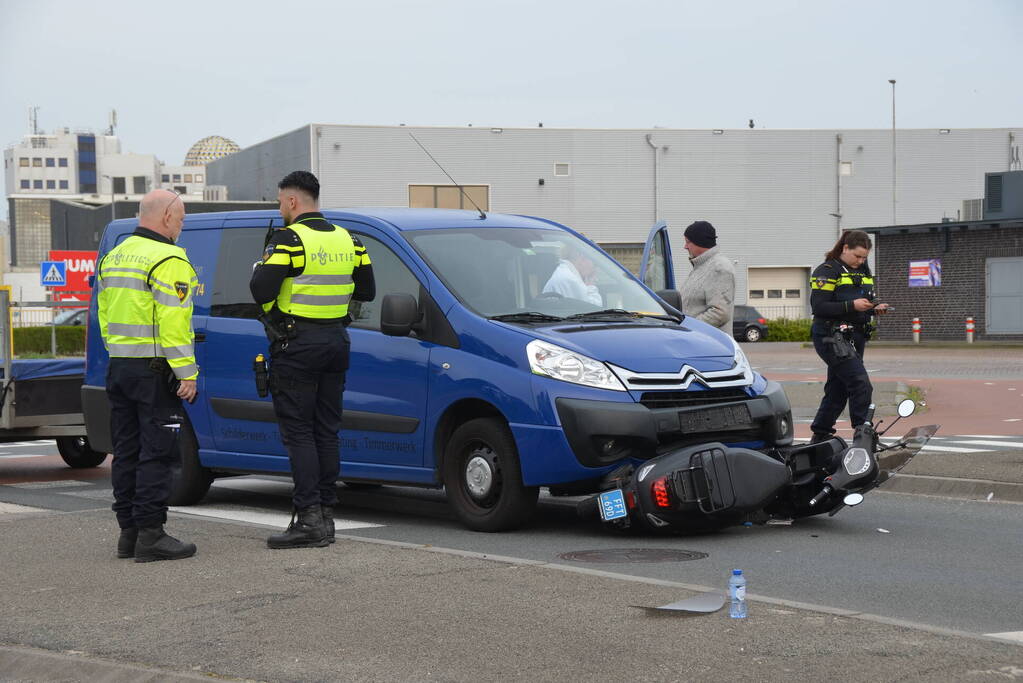 Scooter belandt onder bestelbus