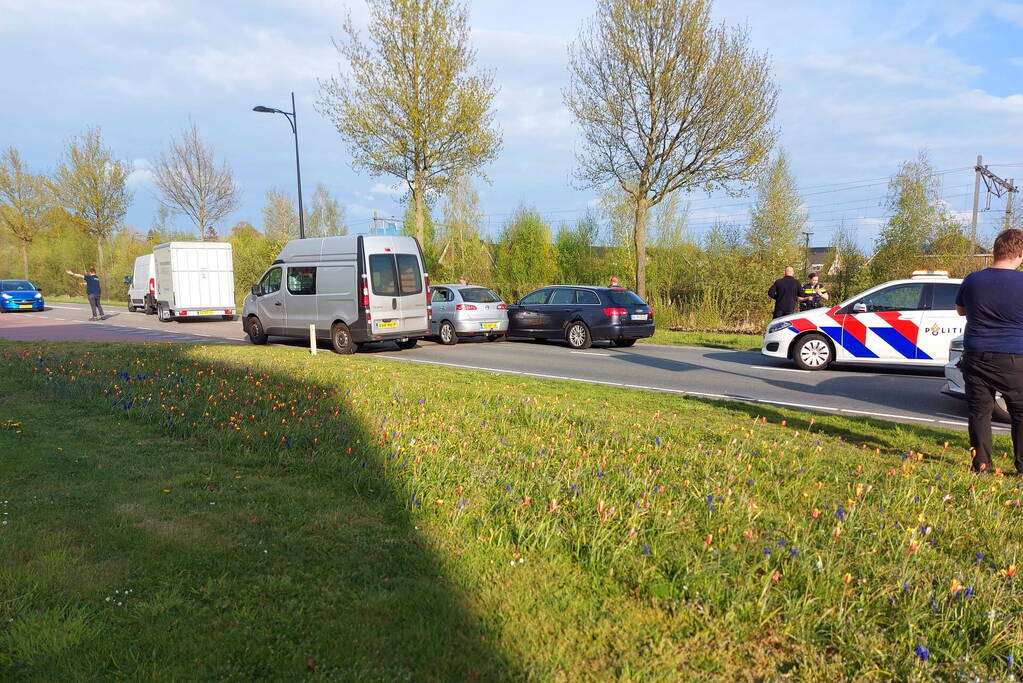 Twee auto botsen met elkaar