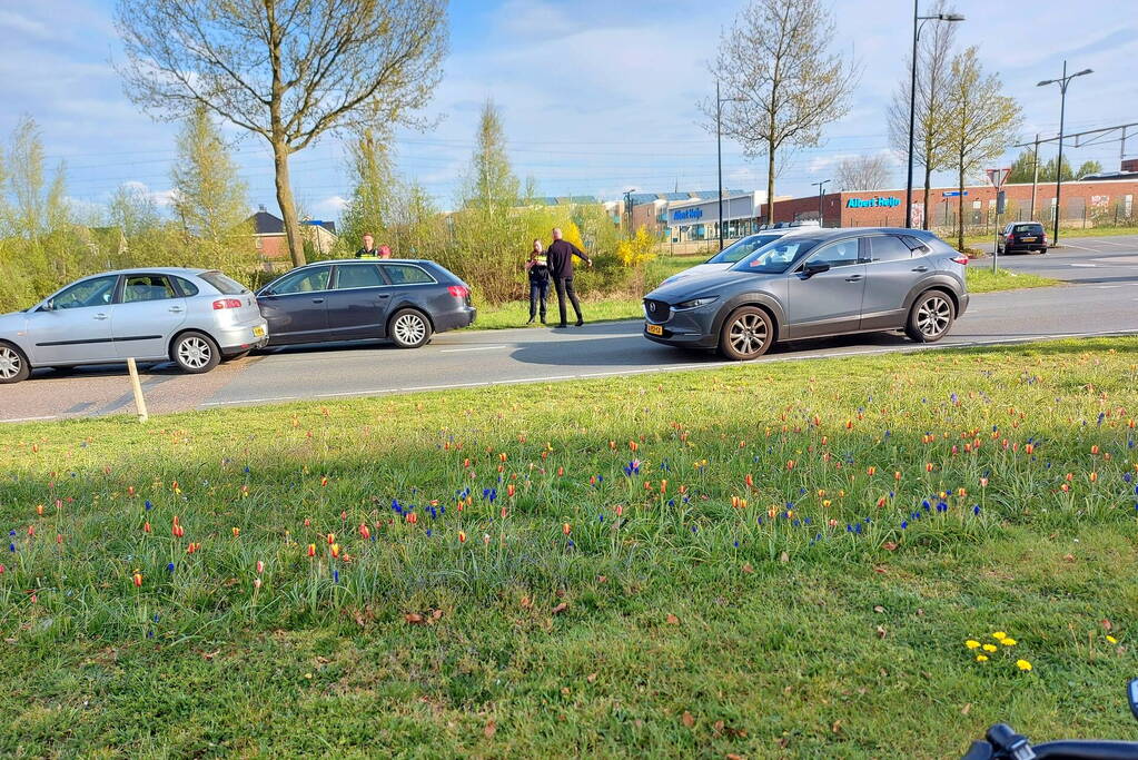 Twee auto botsen met elkaar