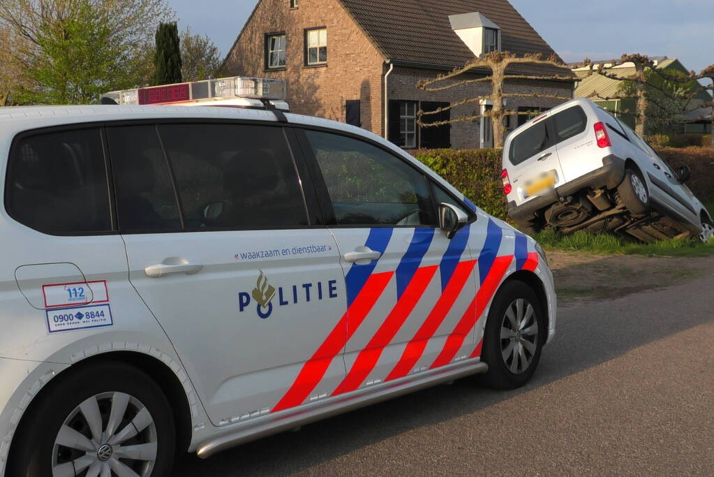 Bestuurder belandt half in sloot