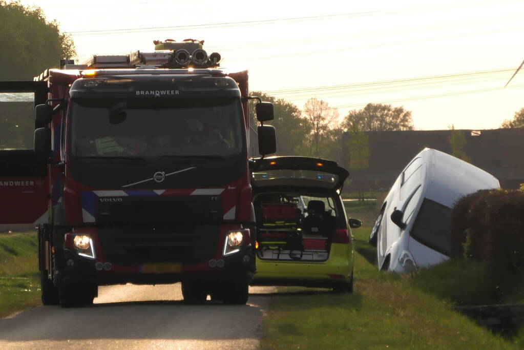 Bestuurder belandt half in sloot