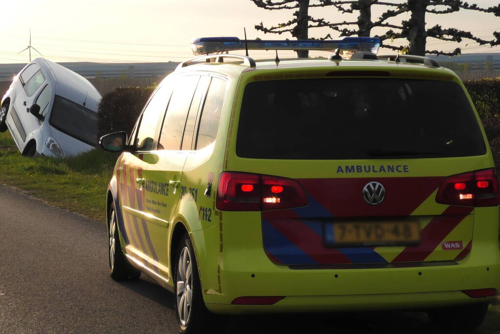 Bestuurder belandt half in sloot