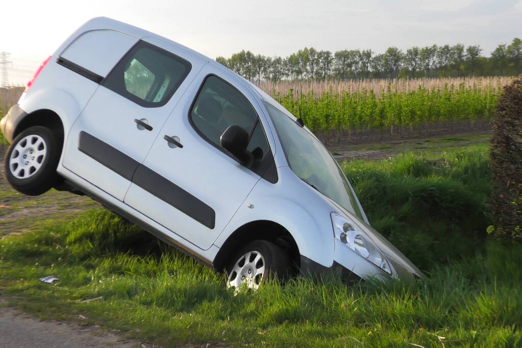 Bestuurder belandt half in sloot