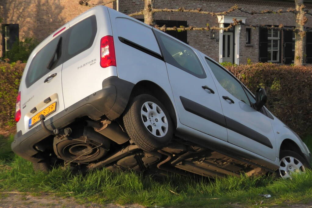 Bestuurder belandt half in sloot