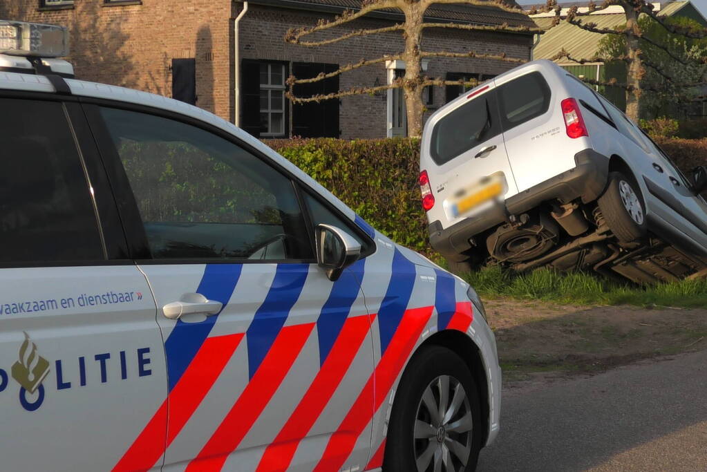 Bestuurder belandt half in sloot