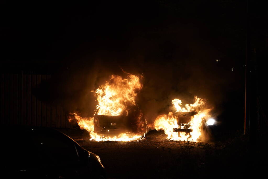 Twee auto's gaan in vlammen op