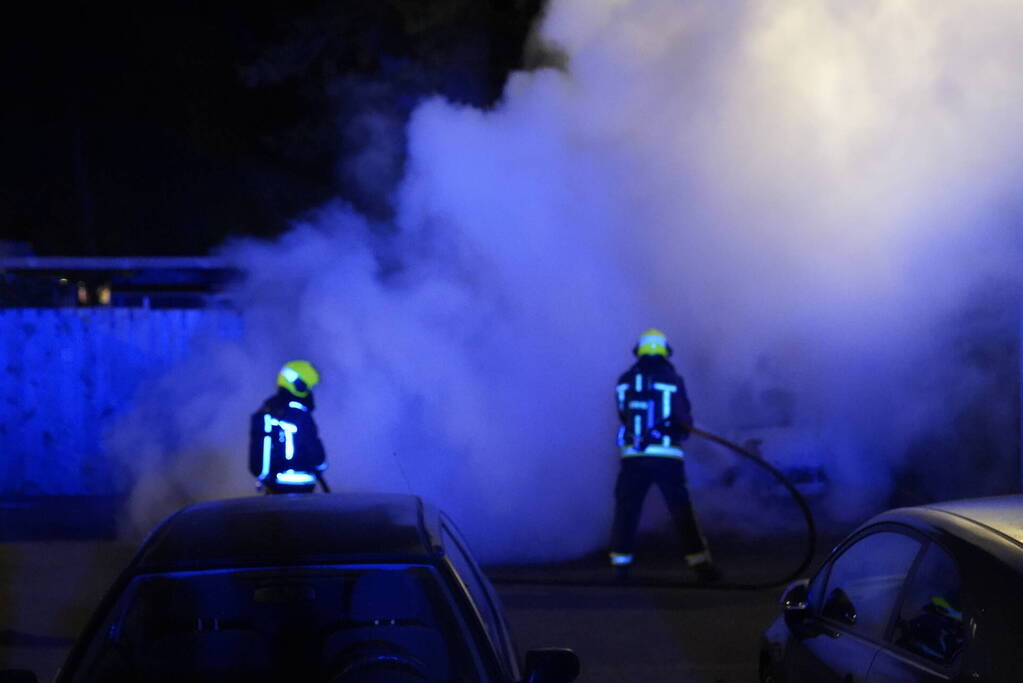 Twee auto's gaan in vlammen op