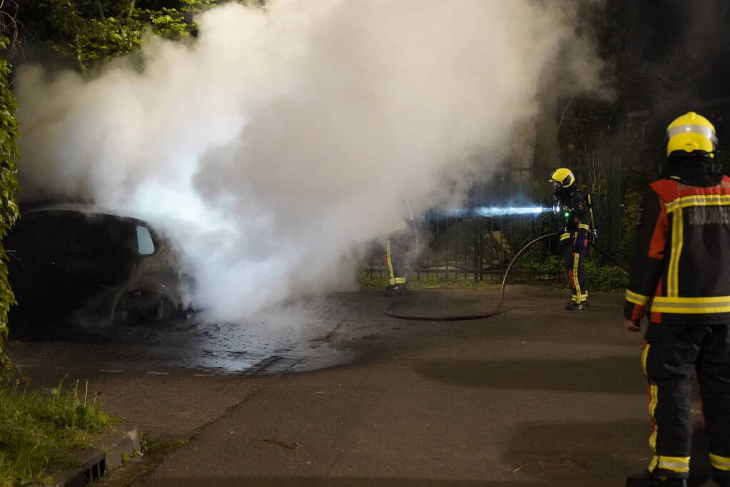 Twee auto's gaan in vlammen op
