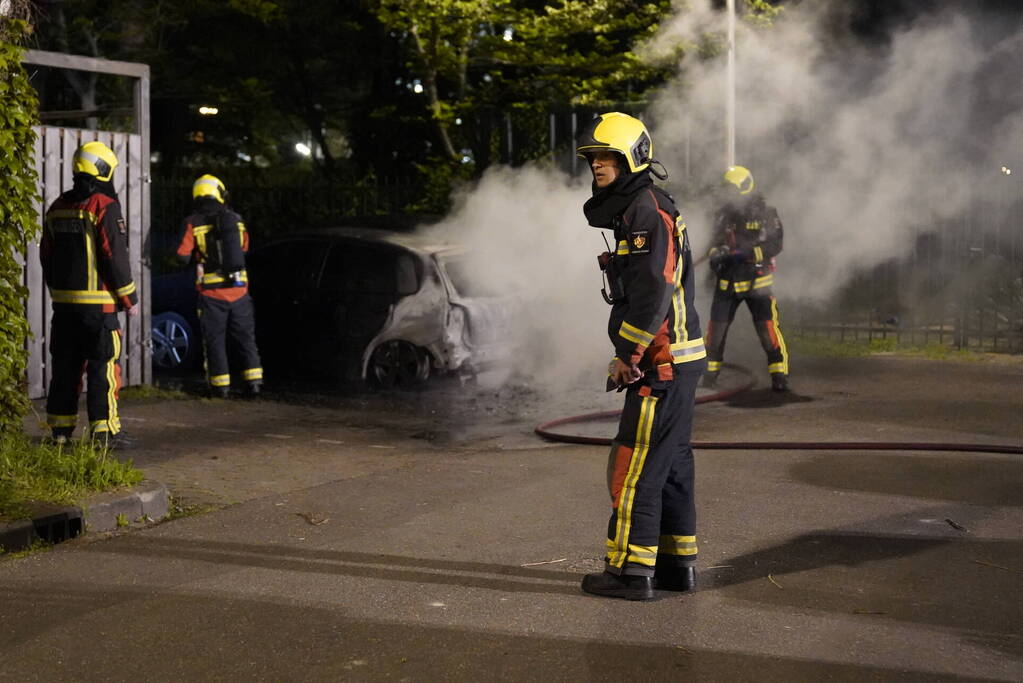 Twee auto's gaan in vlammen op