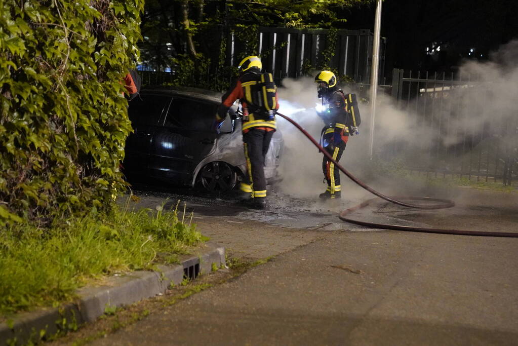 Twee auto's gaan in vlammen op
