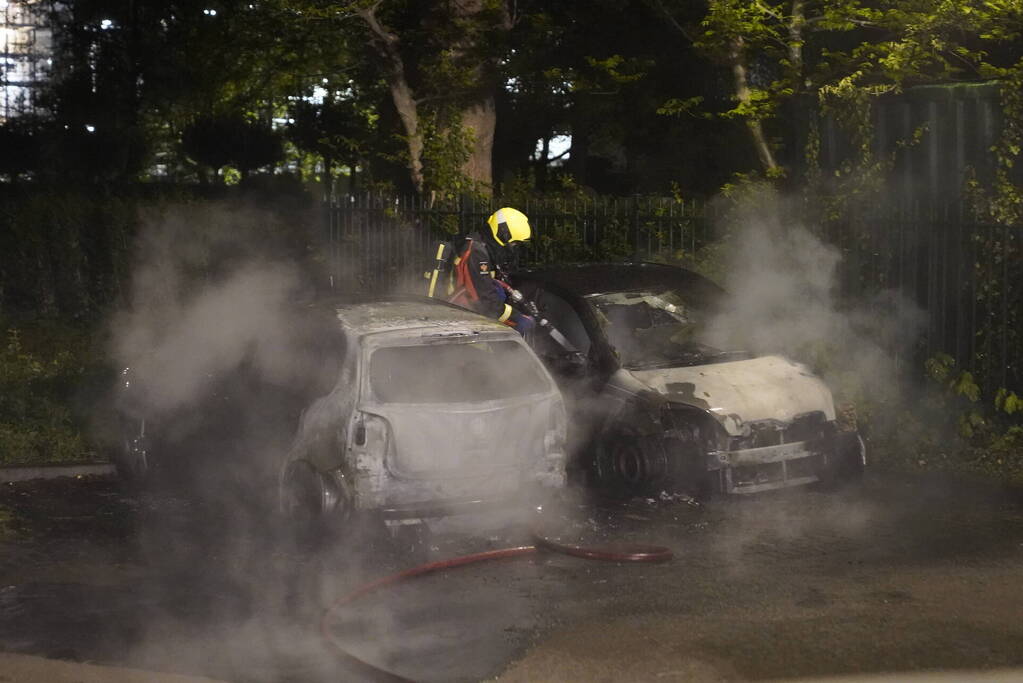 Twee auto's gaan in vlammen op