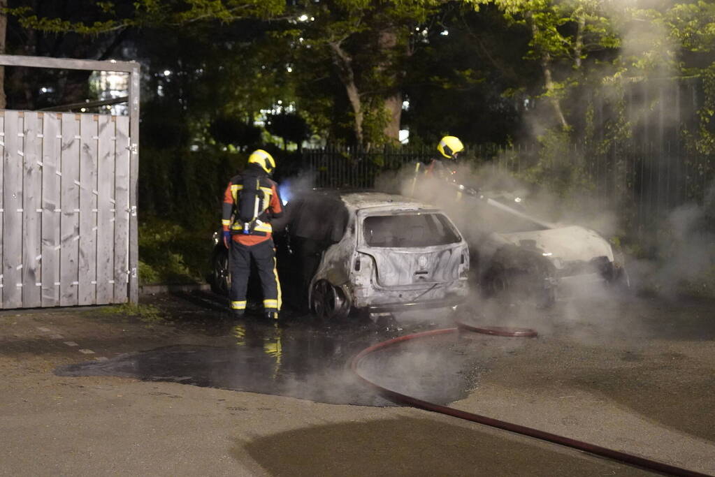 Twee auto's gaan in vlammen op