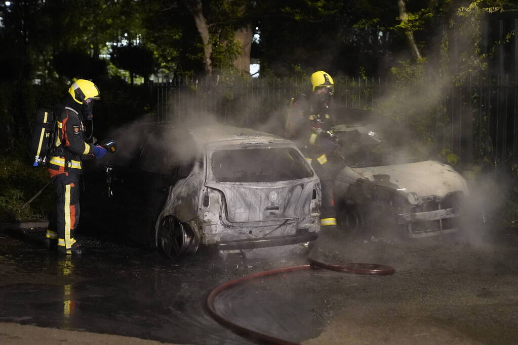Twee auto's gaan in vlammen op