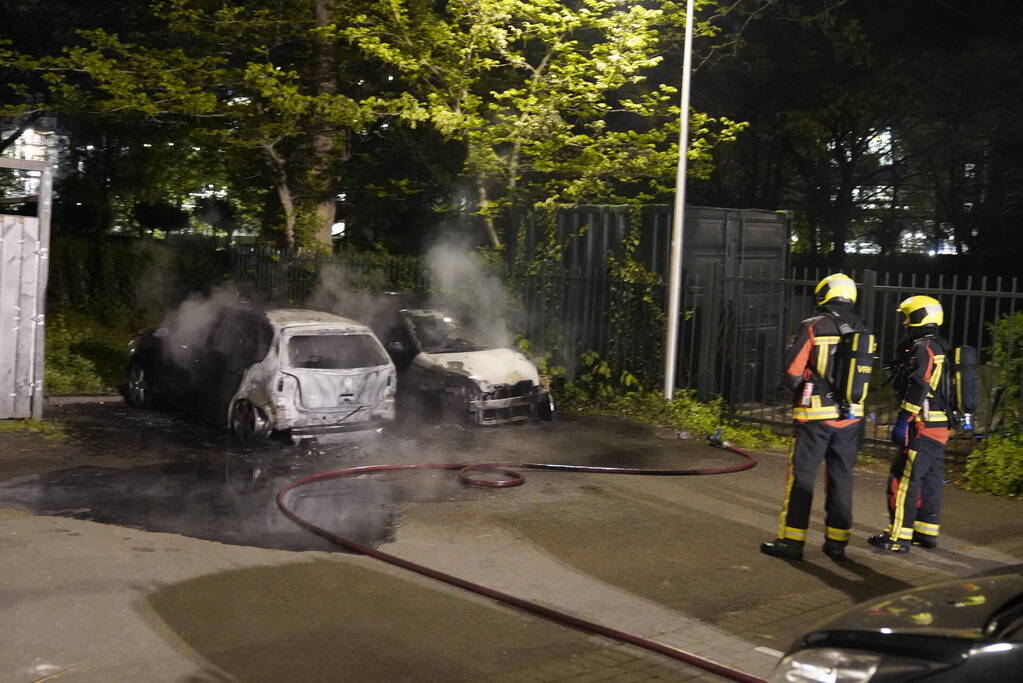 Twee auto's gaan in vlammen op