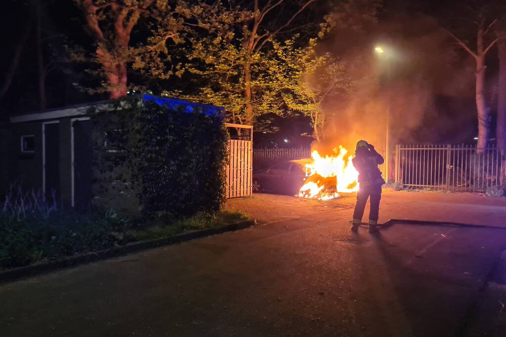 Twee auto's gaan in vlammen op