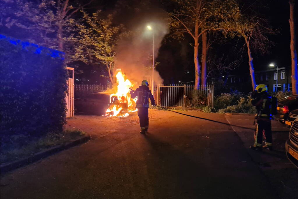Twee auto's gaan in vlammen op
