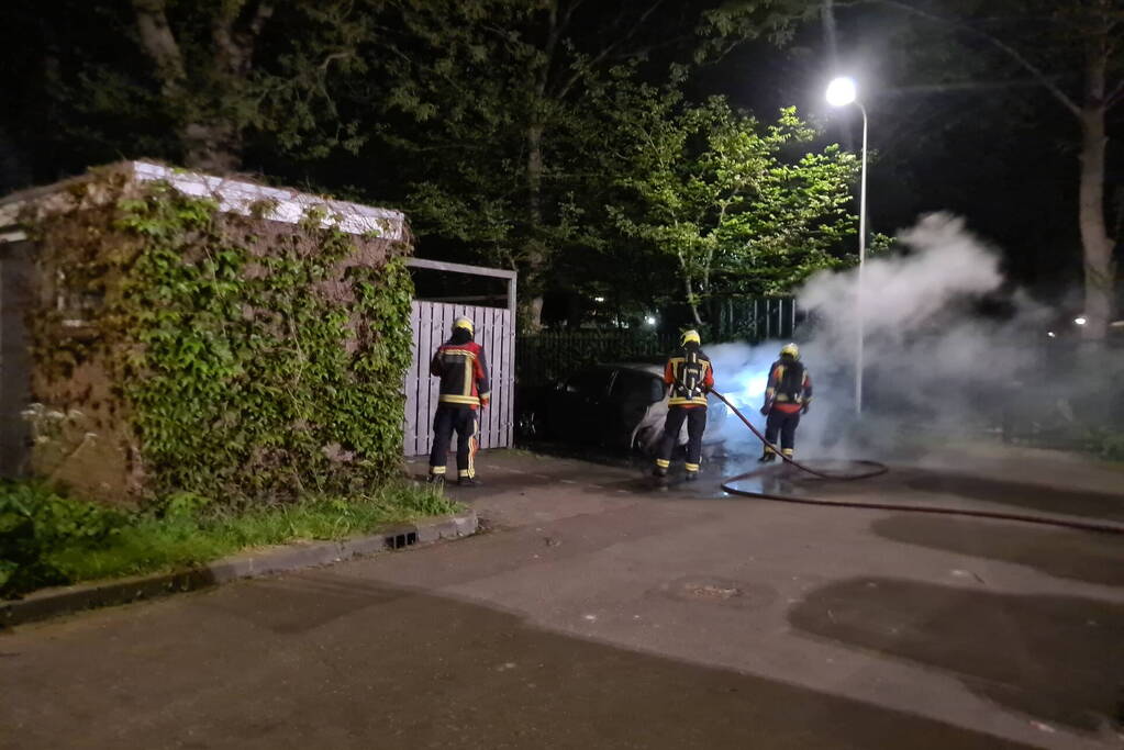 Twee auto's gaan in vlammen op