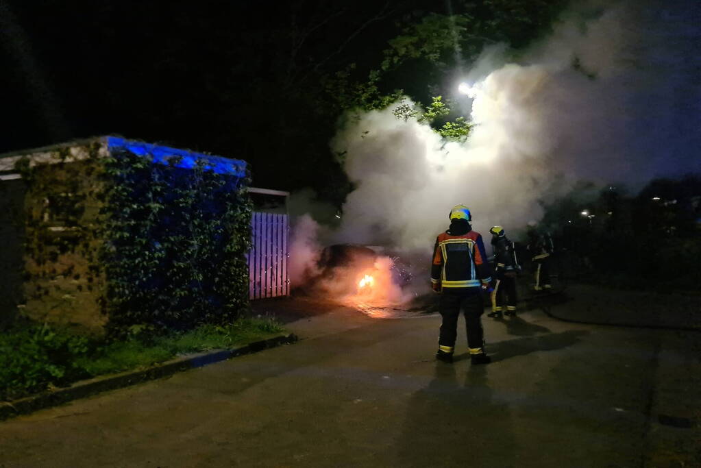 Twee auto's gaan in vlammen op