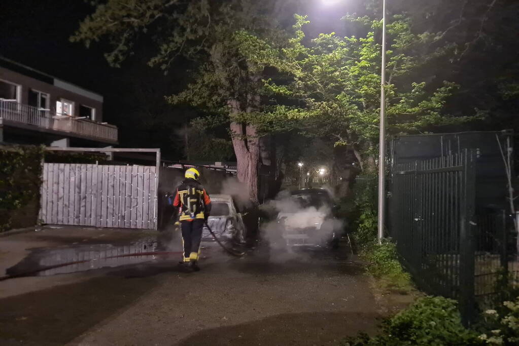 Twee auto's gaan in vlammen op