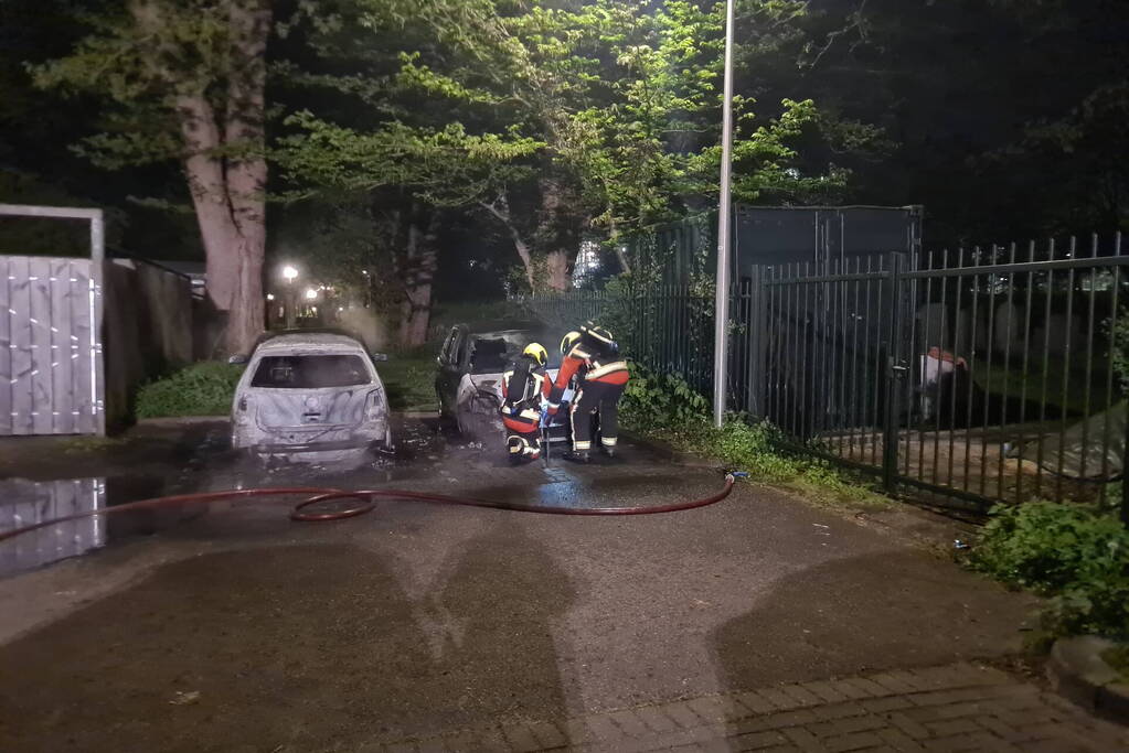 Twee auto's gaan in vlammen op