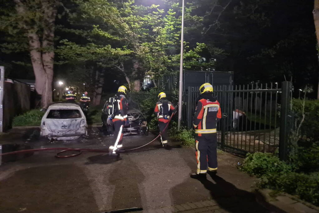 Twee auto's gaan in vlammen op