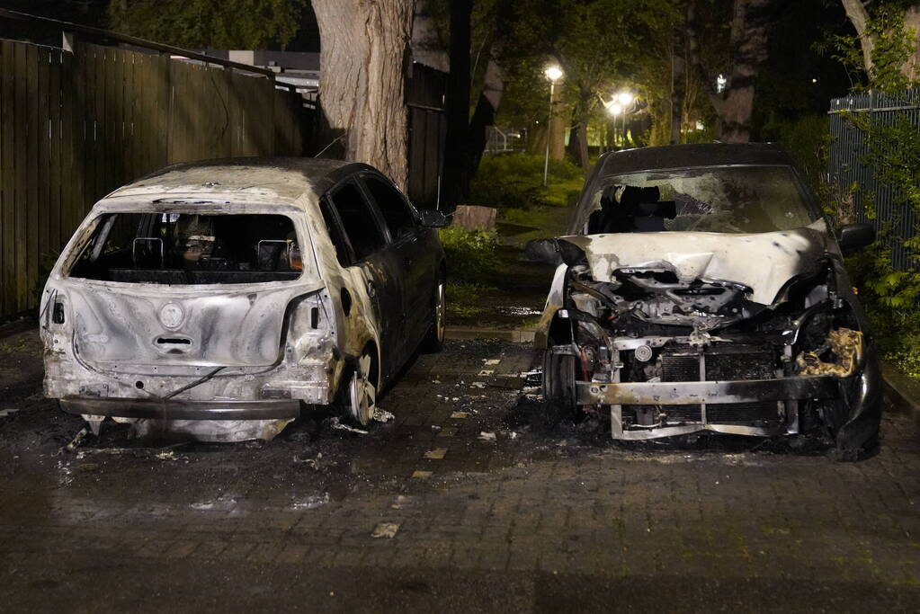 Twee auto's gaan in vlammen op