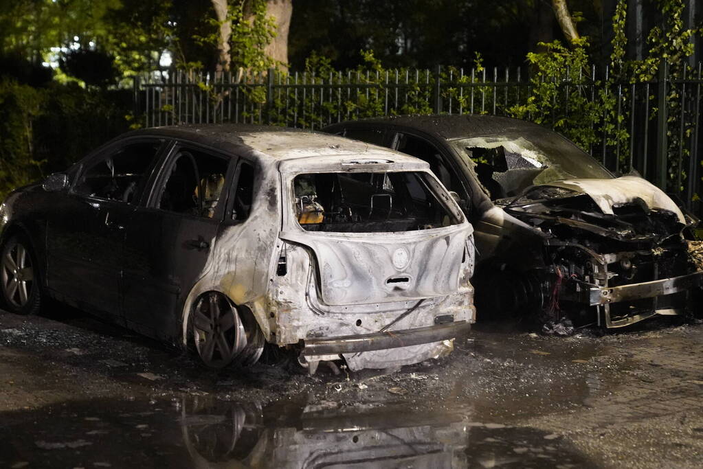 Twee auto's gaan in vlammen op