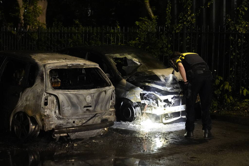 Twee auto's gaan in vlammen op
