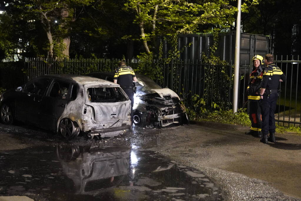 Twee auto's gaan in vlammen op