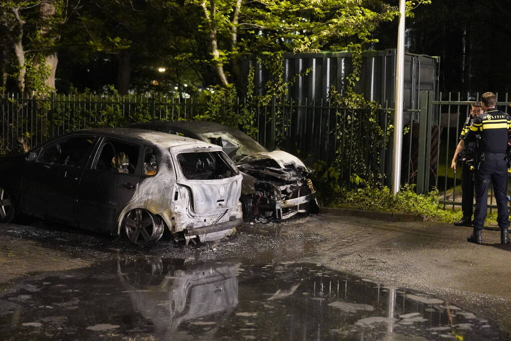 Twee auto's gaan in vlammen op