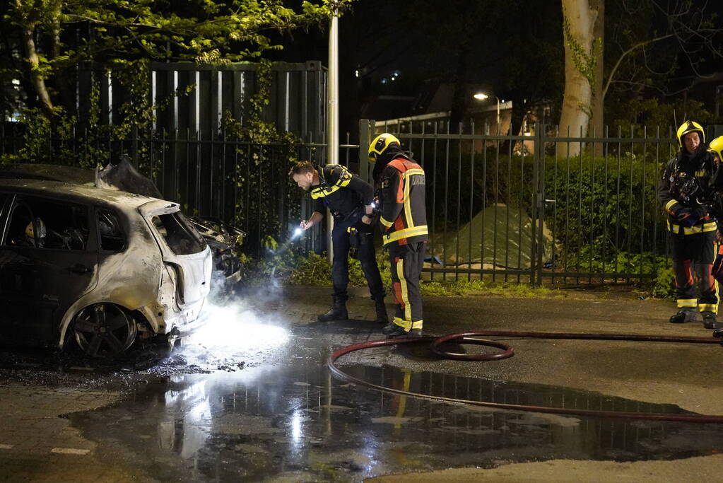 Twee auto's gaan in vlammen op