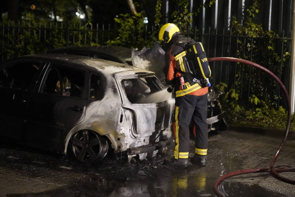 Twee auto's gaan in vlammen op