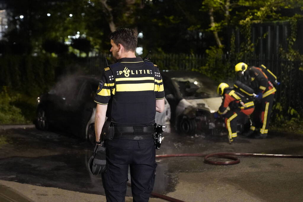 Twee auto's gaan in vlammen op