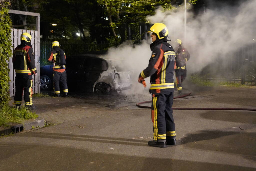 Twee auto's gaan in vlammen op