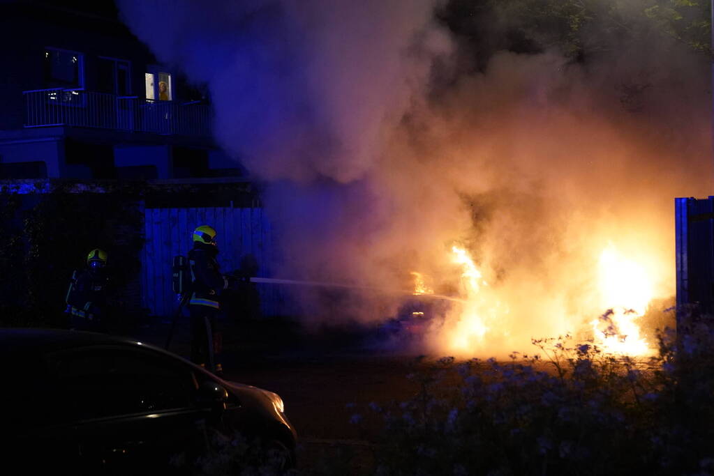 Twee auto's gaan in vlammen op