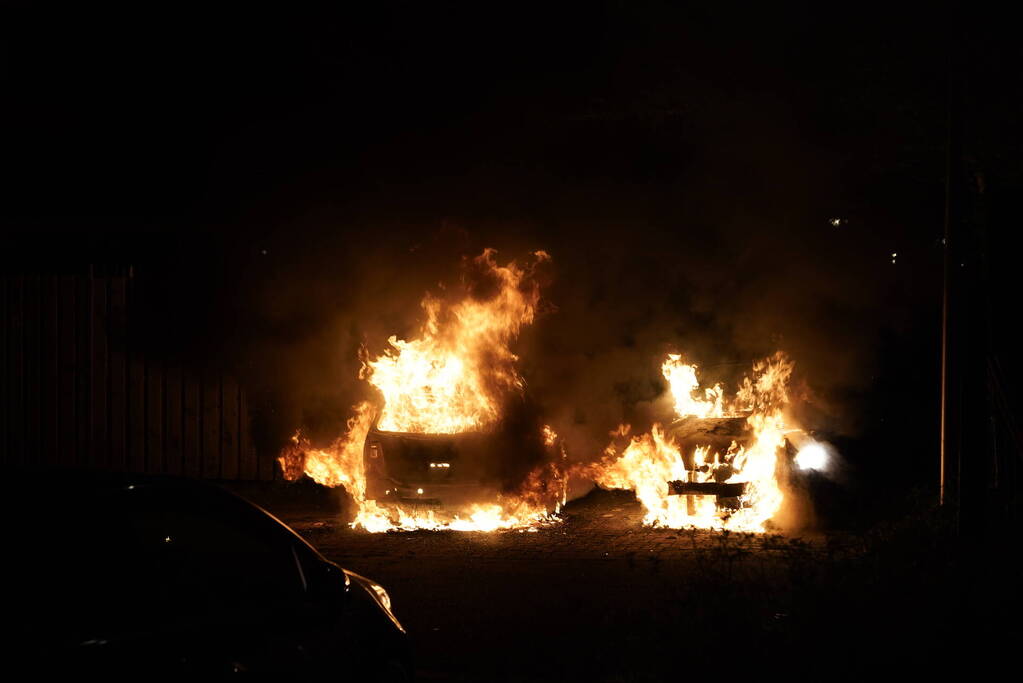 Twee auto's gaan in vlammen op