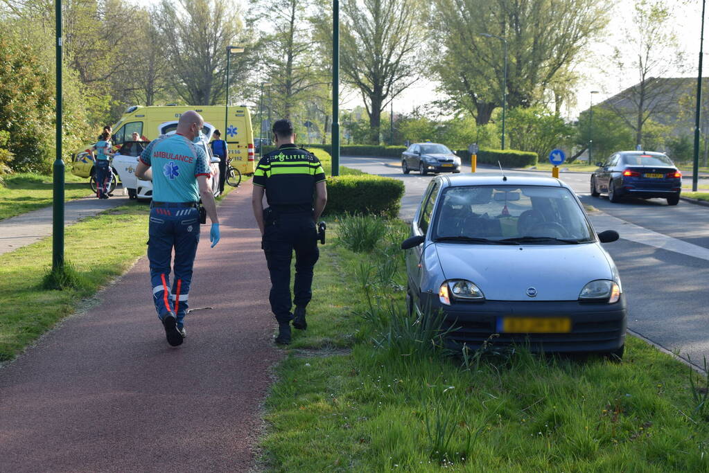 Jongeman op fiets vliegt over motorkap van auto