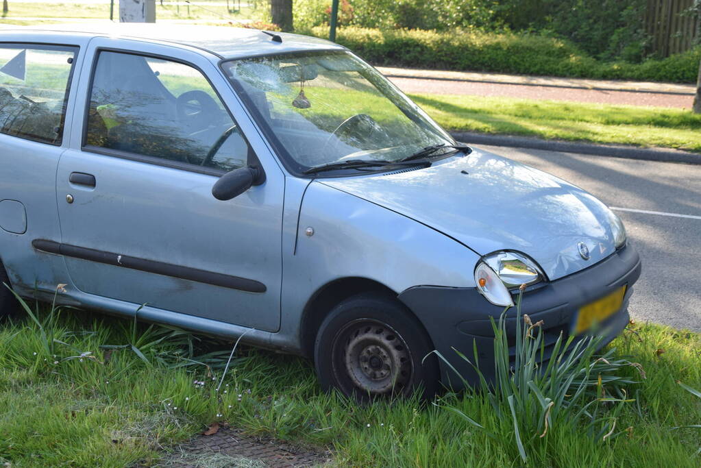 Jongeman op fiets vliegt over motorkap van auto