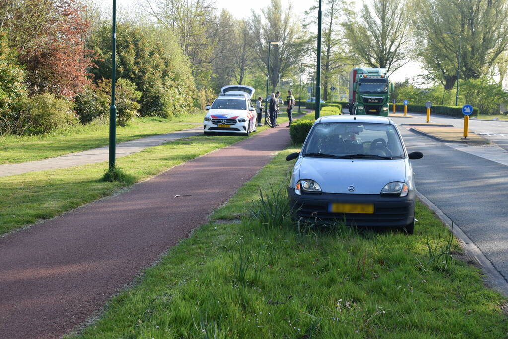 Jongeman op fiets vliegt over motorkap van auto