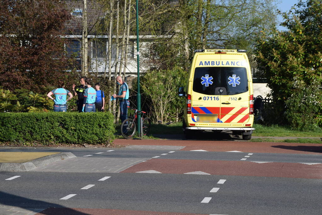 Jongeman op fiets vliegt over motorkap van auto