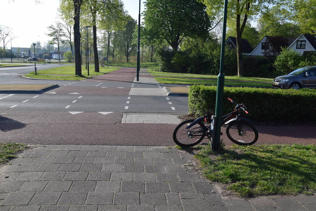 Jongeman op fiets vliegt over motorkap van auto