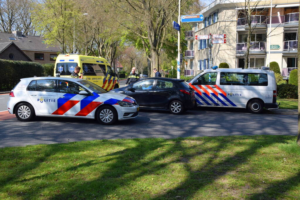 Jongedame op fiets aangereden door auto
