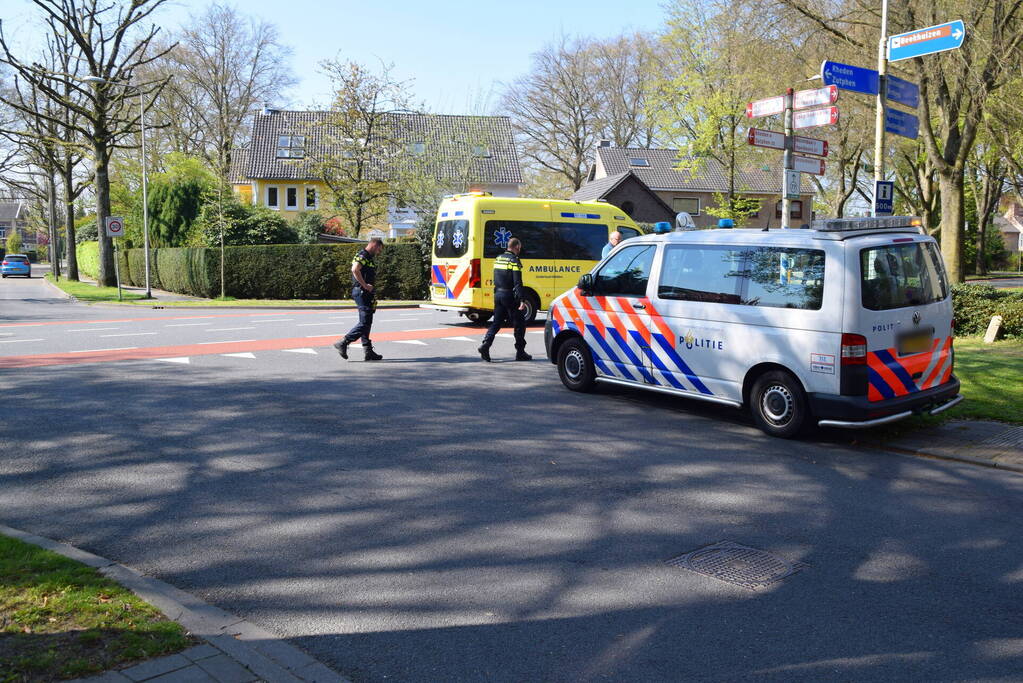 Jongedame op fiets aangereden door auto