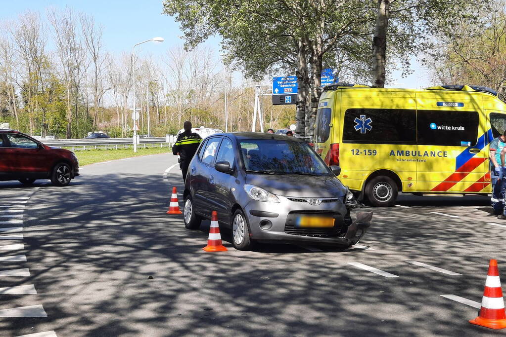 Twee personenwagens betrokken bij botsing op kruising