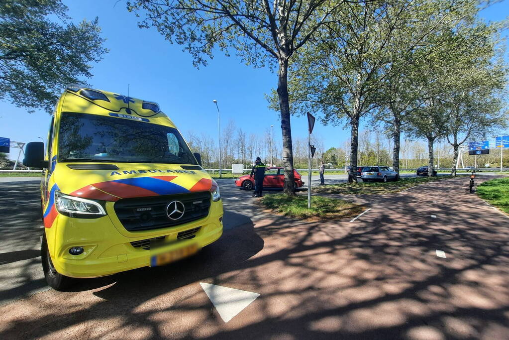 Twee personenwagens betrokken bij botsing op kruising