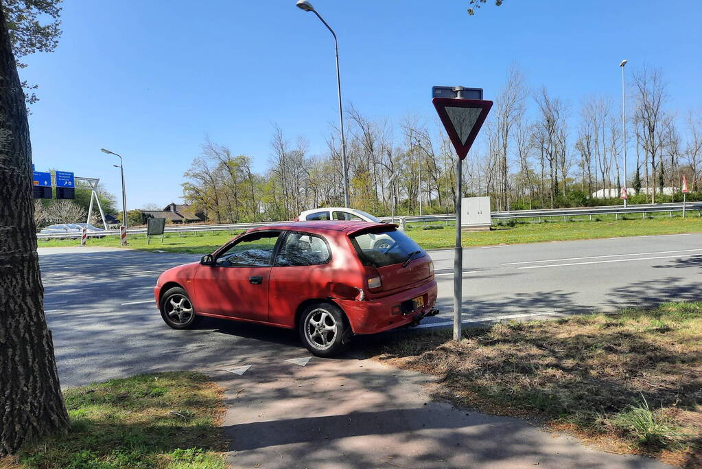 Twee personenwagens betrokken bij botsing op kruising